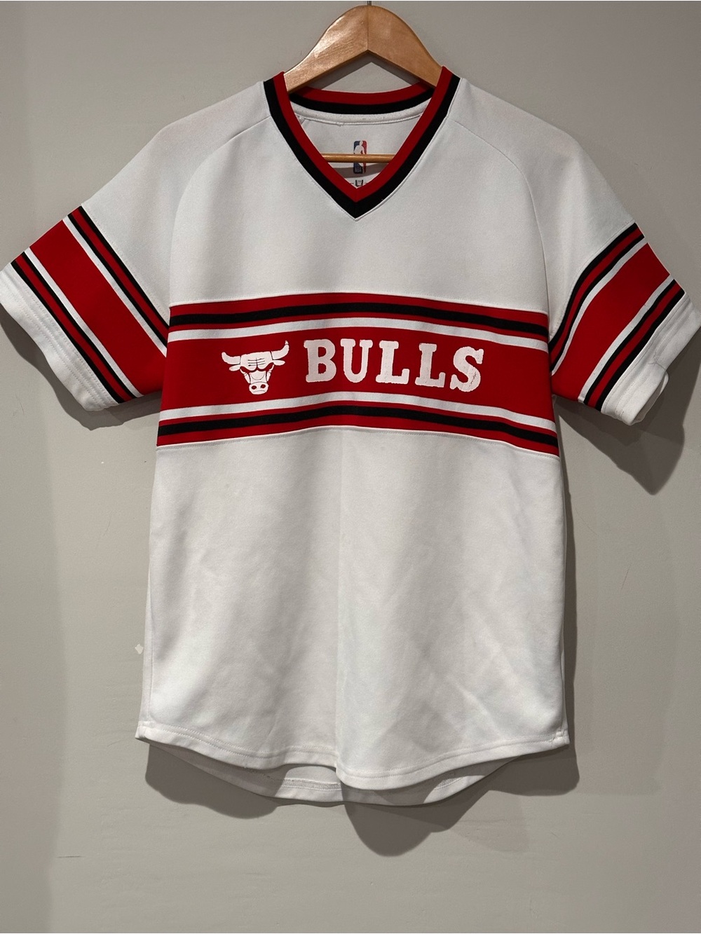 Chicago Bulls NBA Shirt Womens Medium White Red Striped V Neck Logo Basketball